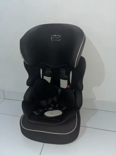Vendo cadeirinha infantil para carro 2 em 1, assento elevação.