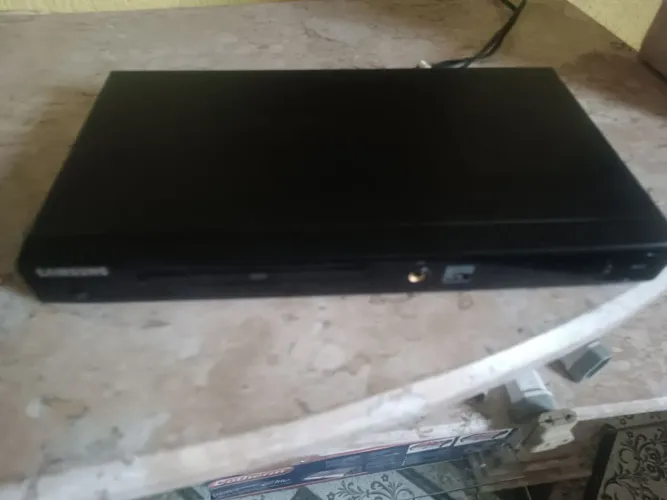 DVD player Samsung, acompanha 50 títulos diversos.