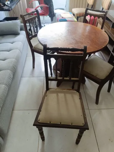 Mesa com 4 cadeiras