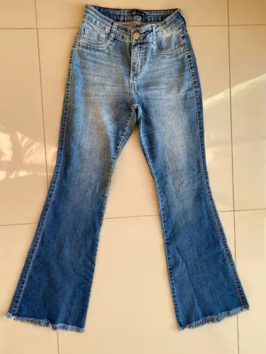 Calça jeans clara Cóz flare feminina cos alto