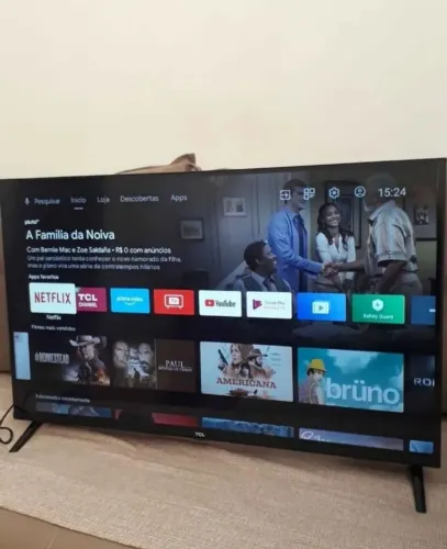 Tv smart 32 no estado de semi-nova com pezinho e controle