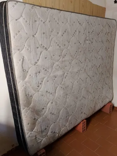 Colchão CASAL QUEEN SIZE EM ÓTIMO ESTADO