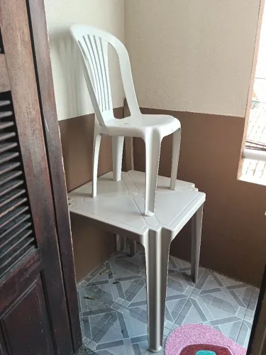 Conjunto com duas cadeiras de plástico
