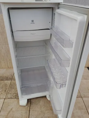 Geladeira Electrolux 240 litros