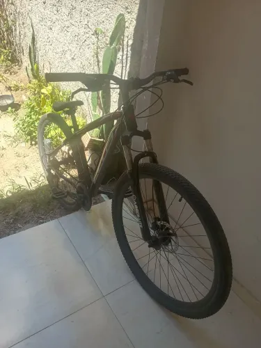Bike Aro 29 semi nova (desgaste temporal) (freio direito travado)