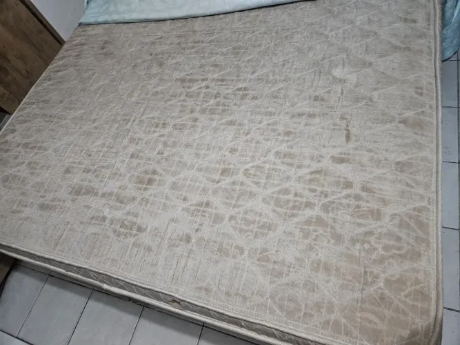 Colchão e cabeceira da cama
