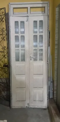 PORTA DUPLA COMPLETA EM MASSARANDUBA COM MOLDURA E TRELIÇA SUPERIOR