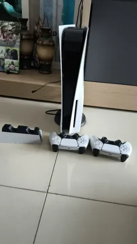 Vende-se Playstation 5 semi novo vem com 2 controles e um carregador sem fio