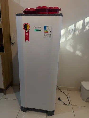 GELADEIRA ESMALTEC 245L COM DEFEITO - PARA CONSERTO OU RETIRADA DE PEÇAS