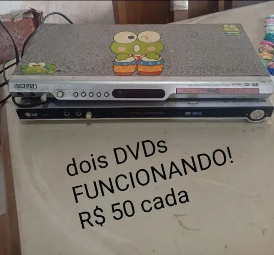 Dois DVDs funcionando