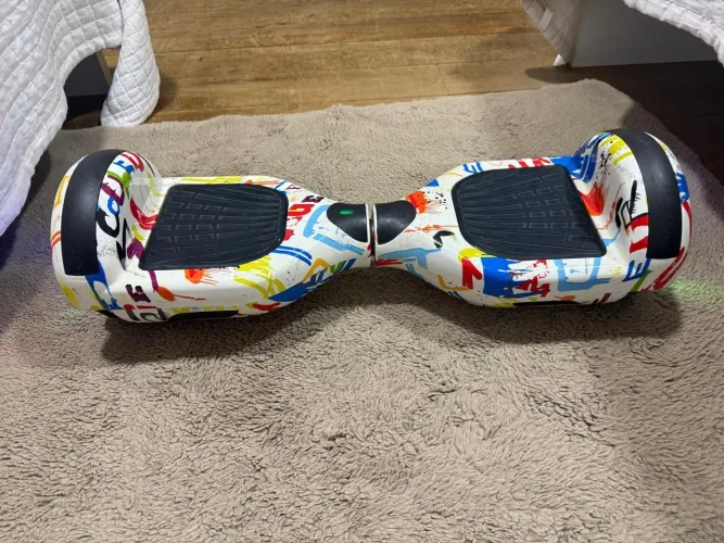 Hoverboard colorido, estiloso e em ótimo estado de conservação