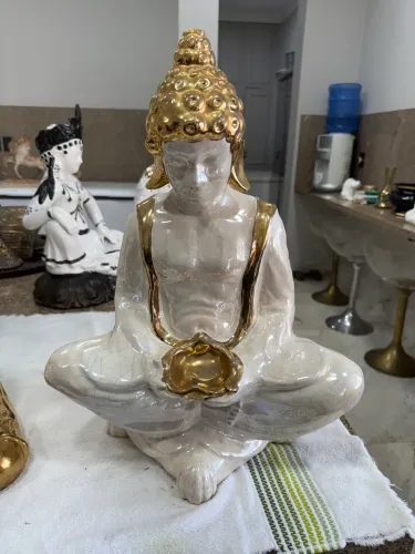 Estátua Buda Oriental em Porcelana Craquelada com Detalhes Dourados - Peça de Destaque