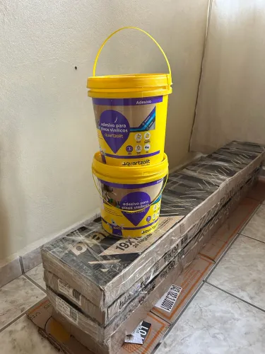 Piso Vinílico - 23m² + Cola