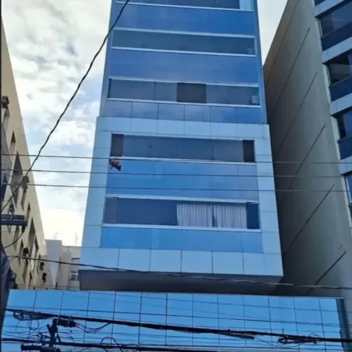 IMÓVEL PORTEIRA FECHADA- EM PRÉDIO DE FRENTE PARA O MAR - 03 QUARTOS 01 SUÍTE