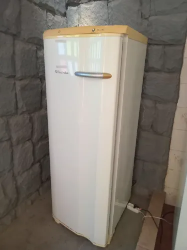 Freezer vertical em ótimo estado, gelando super bem!