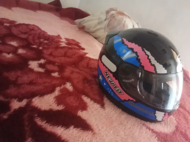 Vende-se capacete usado