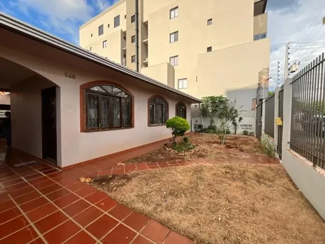 Casa com 4 Quarto(s) e 2 banheiro(s) para Alugar, 200 m² por R$ 4200 / Mês