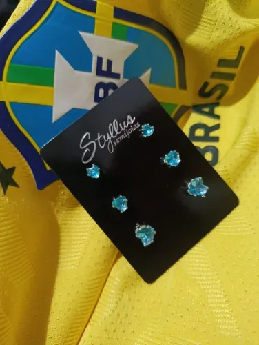 Brinco Pequeno prata Trio Corações com detalhe em Pedras