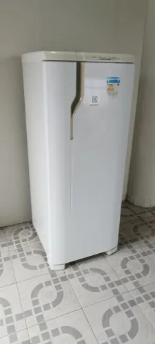 Vendo geladeira Electrolux funcionando perfeitamente faço entrega 