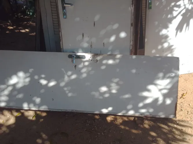 Vendo uma porta  de cedulo