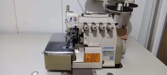 Máquina overloque ponto cadeia. Marca Jack