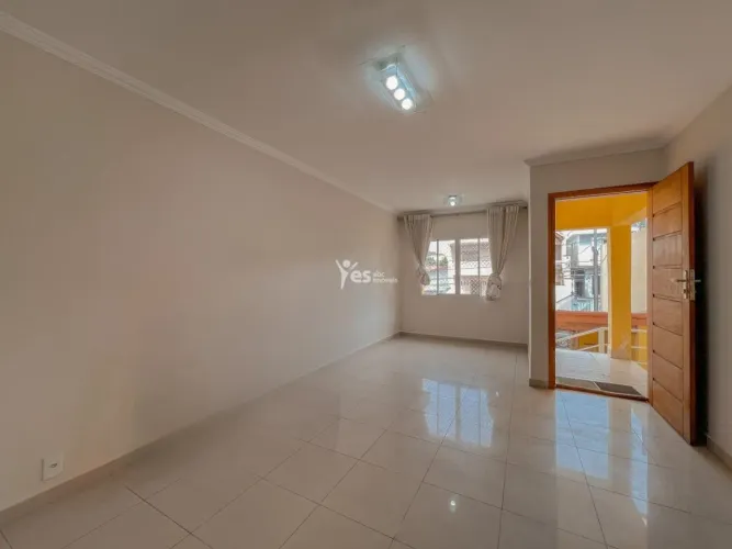 Sobrado a venda com 155m² , com 2 dormitórios, 1 suíte, 3 banheiros e 2 vagas de garagem -