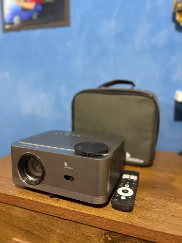 Projetor Bettdow Smart Full HD + Suporte | Completo e em Ótimo Estado