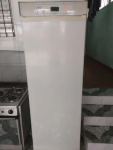 Vendo uma geladeira Freegel por R$500.00.