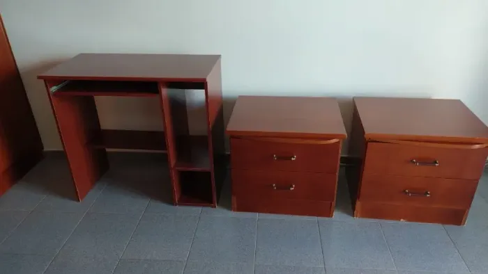 Conjunto mesa e criados-mudo