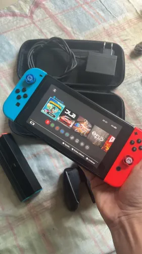 NINTENDO Switch V2 - em ótimo estado e pronto para uso.