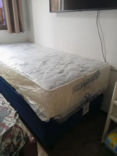 Cama Box semi nova no plástico