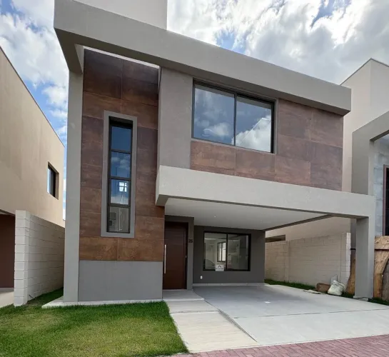 Casa Nova de Alto Padrão Bem localizada Semi-Mobiliada