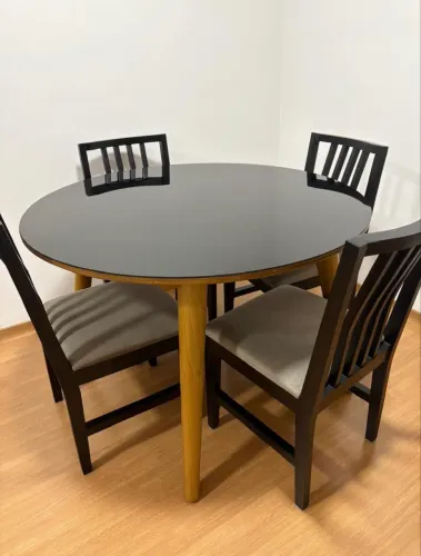 Mesa com 4 cadeiras