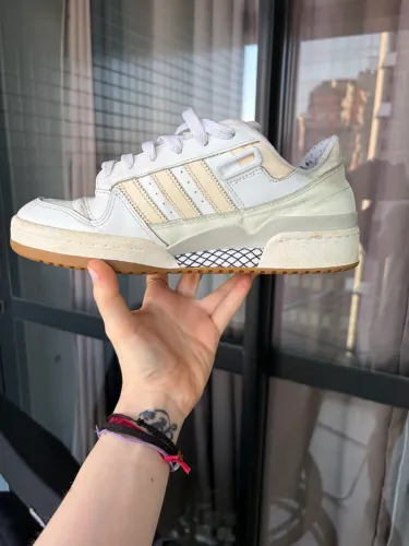 Tênis adidas fórum low