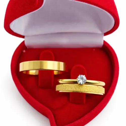 Par de Alianças Reta Tradicional 4mm, Diamantada 4mm+ Solitária.Namoro  Banho de Ouro 18k