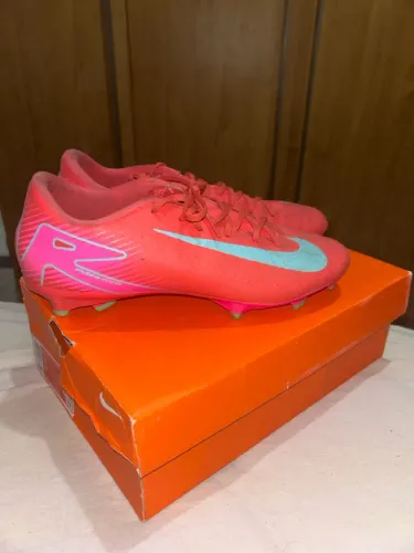 Chuteira de campo Nike mercurial