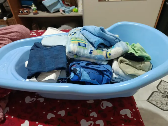Vendo banheira de bebê com roupas