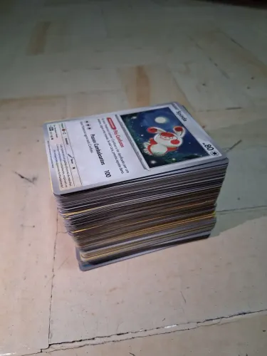 200 Cartas Pokémon Comuns e 2 Especiais