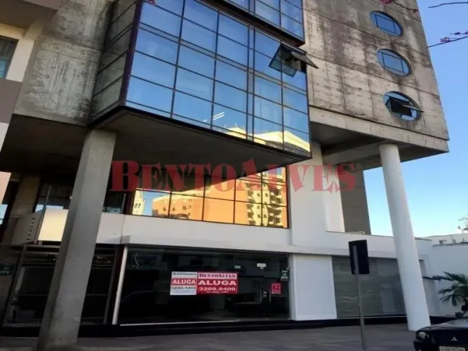 Excelente ponto comercial, no coração do bairro São Pelegrino. Loja térrea, com mezanino,