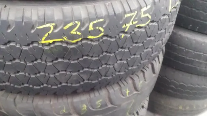 Pneu 235 75 15 Goodyear pickup GM Blazer usado estepe