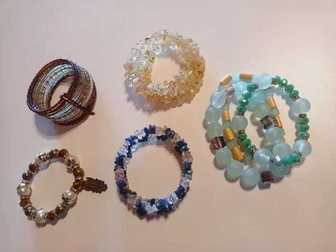 Kit 07 Pulseiras com pedras e miçangas