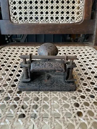 Antigo furador para papel. 