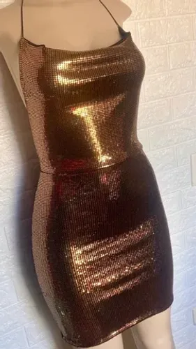 Vestido Dourado em Paete Costas Abertas