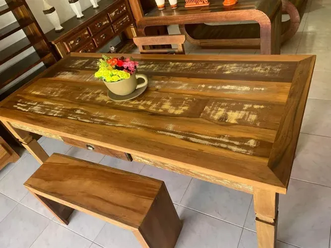Mesas em madeira maciça