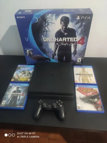PS4 Slim + 1 controle e 4 jogos.