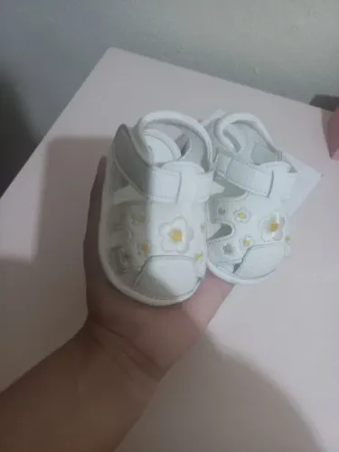 Sandálias infantis com flores bordadas - Tamanho Eur17