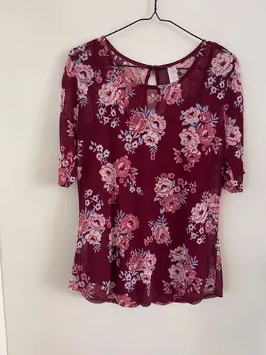 Blusa importada detalhe transparências com regata - brechó