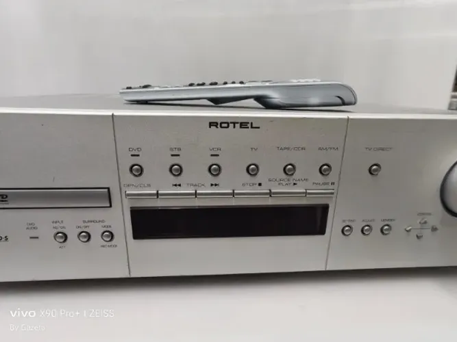 Amplificador Rotel RSDX-02E com leitor de DVD e controle remoto