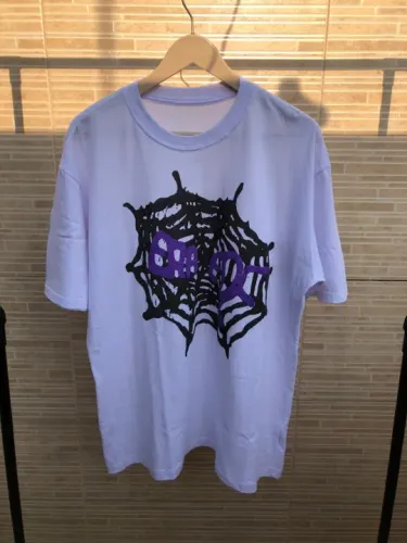 Camiseta branca com teia