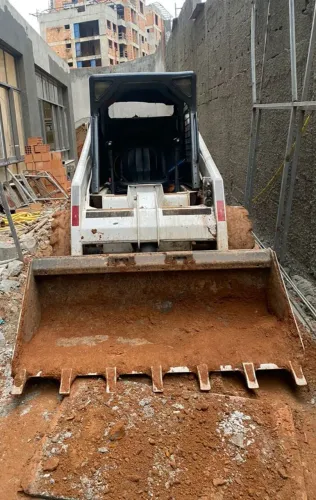 Mini Carregadeira Bobcat S130 